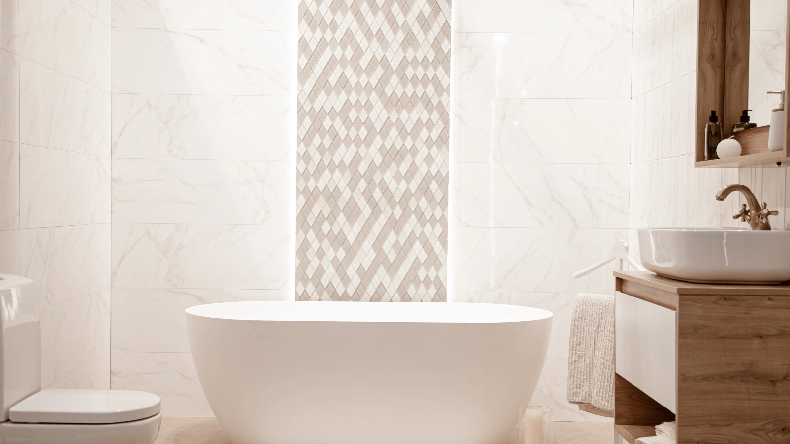 Bathroom design combining large format tiles with mosaic accent wall